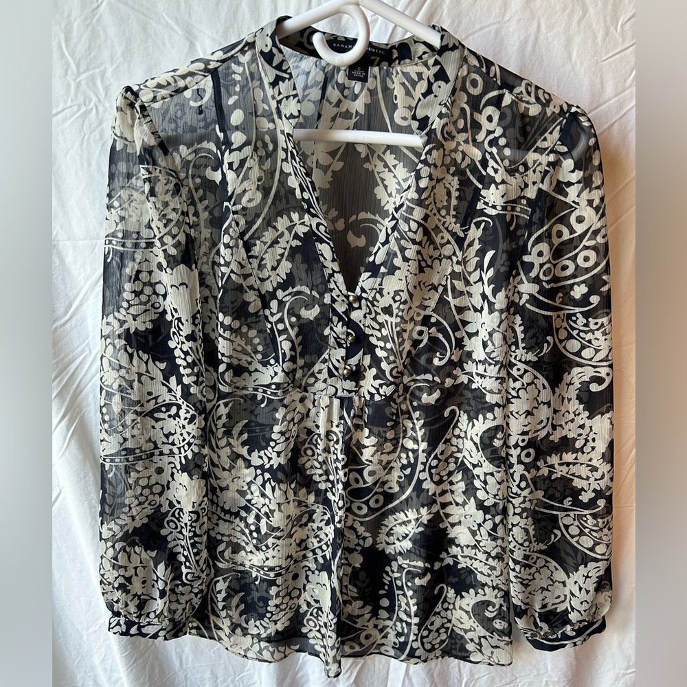 Black and cream sheer blouse with buttons women’s small Banana Republic